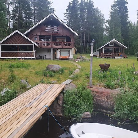 Viihtyisae Hirsimoekki Jaerven Rannalla Siikainen Exteriör bild
