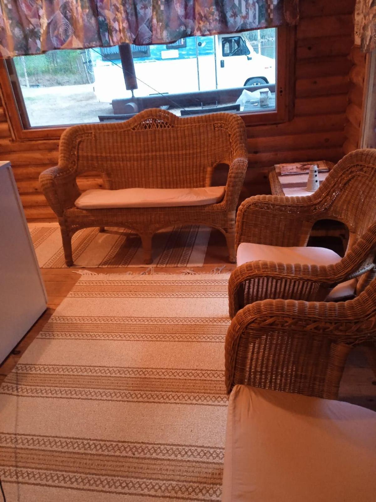 Viihtyisae Hirsimoekki Jaerven Rannalla Siikainen Exteriör bild