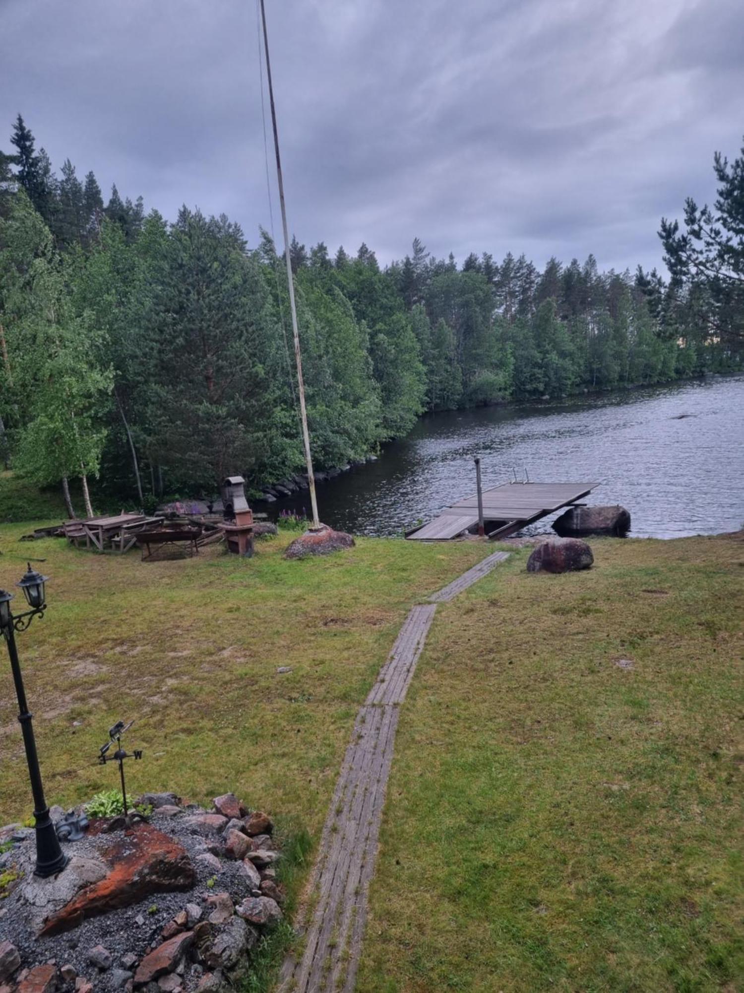 Viihtyisae Hirsimoekki Jaerven Rannalla Siikainen Exteriör bild