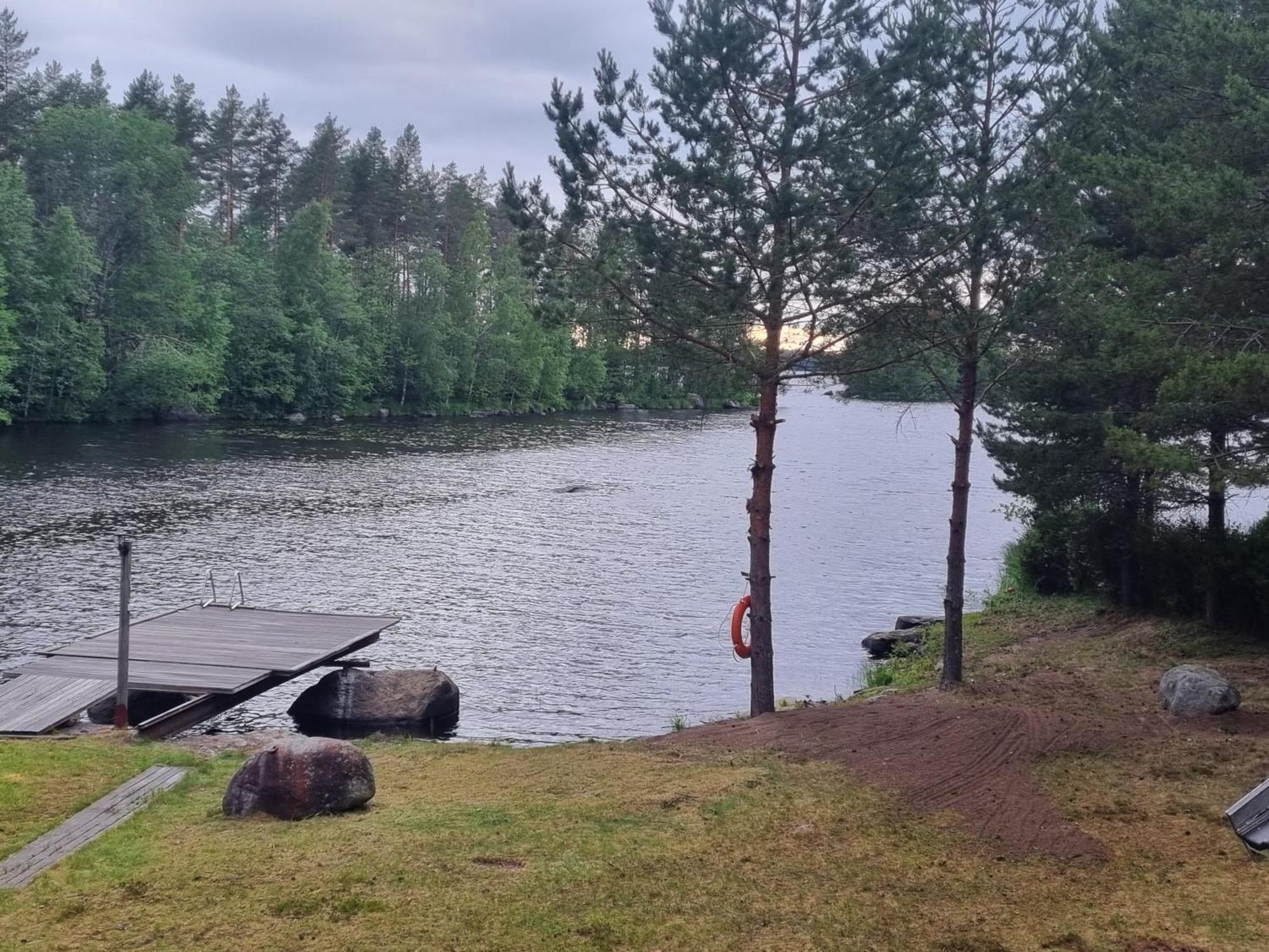 Viihtyisae Hirsimoekki Jaerven Rannalla Siikainen Exteriör bild